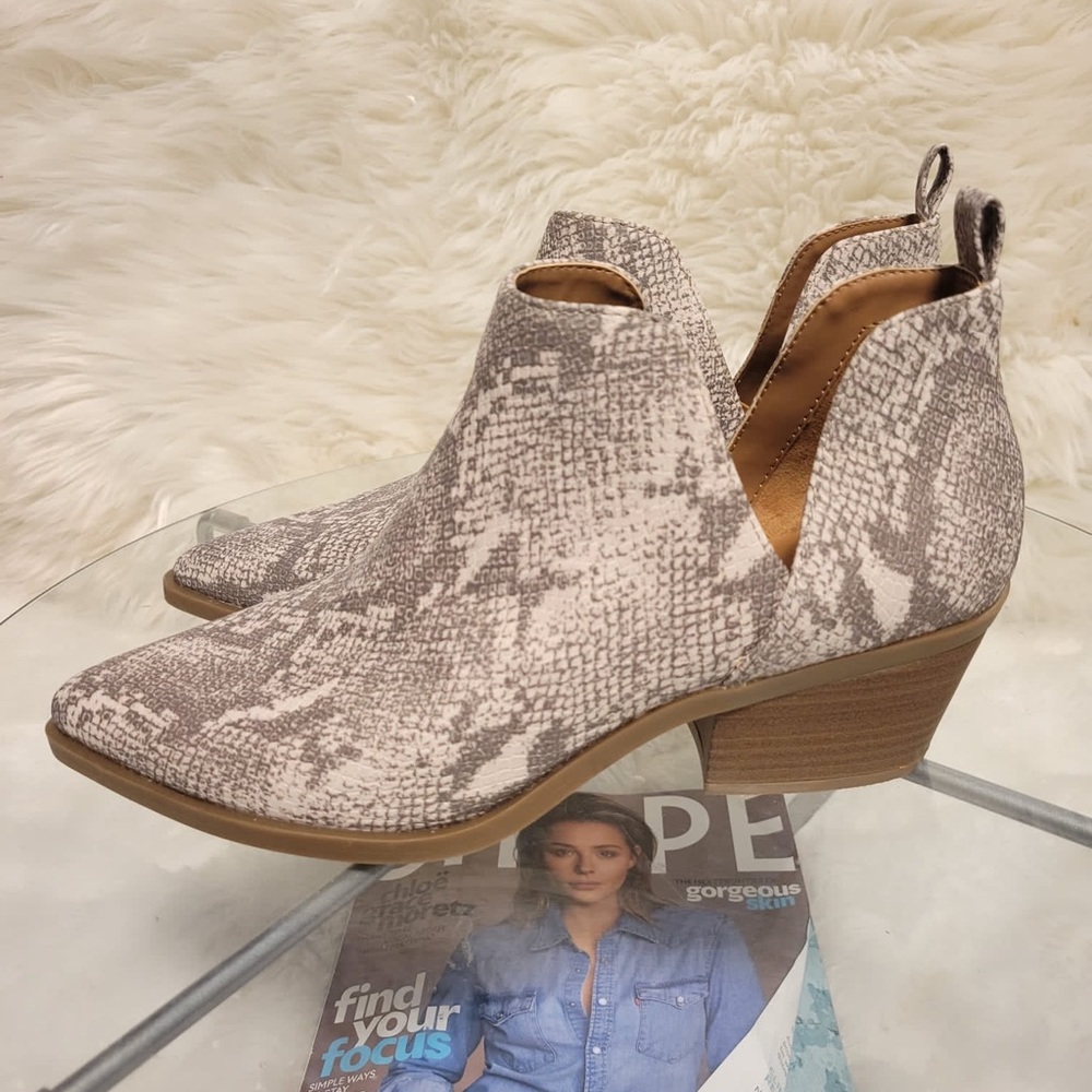 Universal Thread Cari Cut-Out Ankle Boots